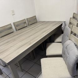 Dining room set mint condition 6 chairs in perfect condition