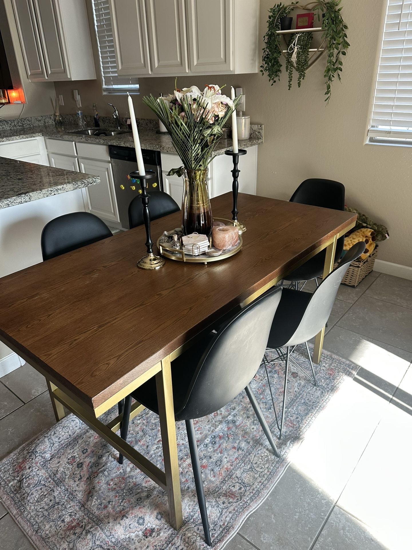Brown/gold Dining Table