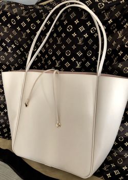 Brand New Tote Bag Big This tote makes carrying everything look absolutely effortless.