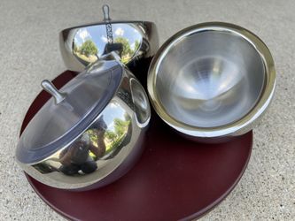 Round Mahogany Tray With 3 Stainless Bowls . Has Clear Lids