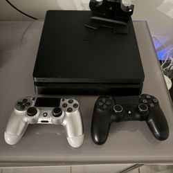 PS4 for sale, very little use, 2 controls, games with headphones