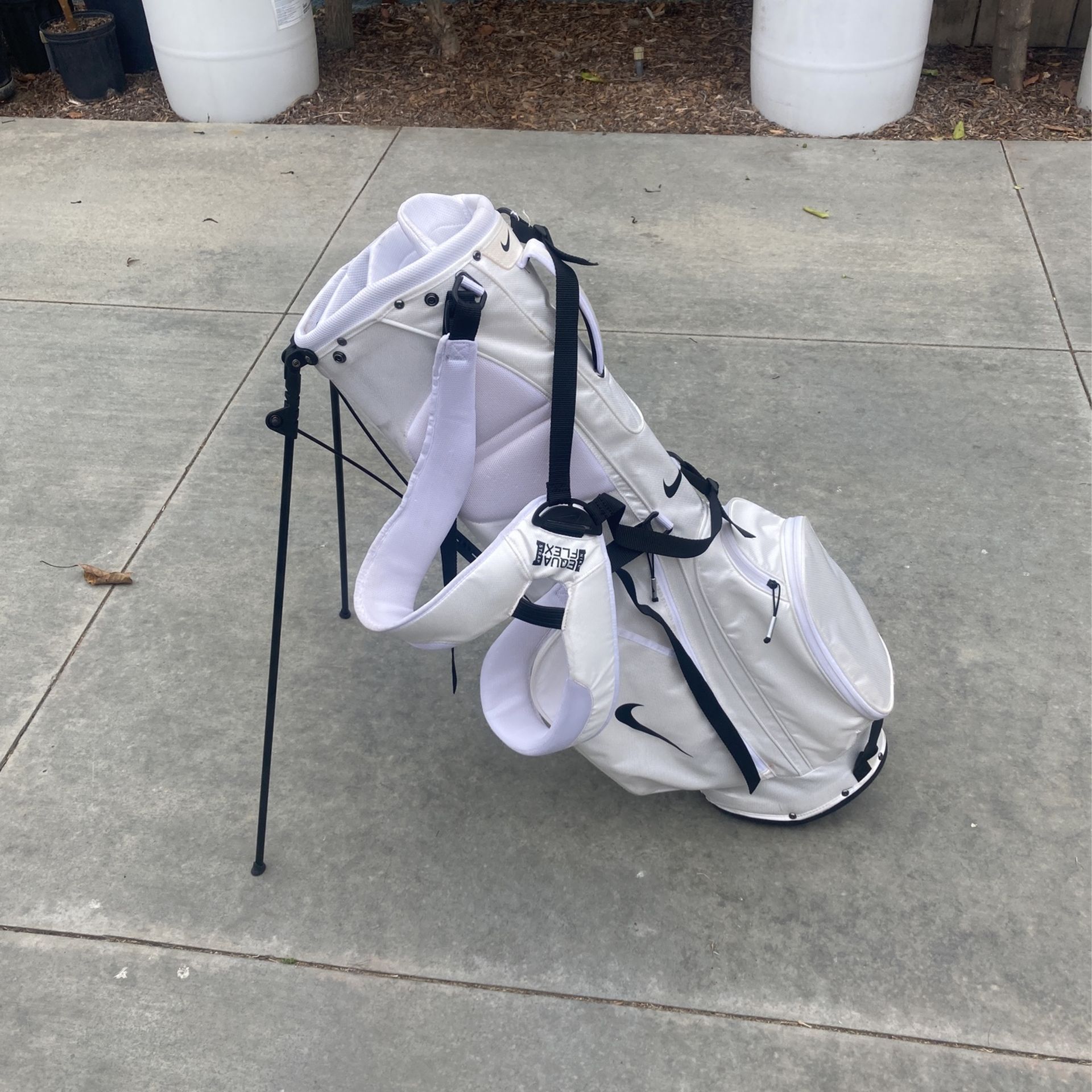 Golf Nike Stand Bag w/Shoulder Straps for Sale in Paramount, CA - OfferUp