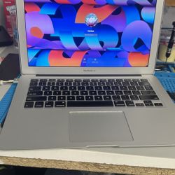 Apple 13" MacBook Air A 1466 Intel Core i5 4GB, Clean, just small corner damage Works great
