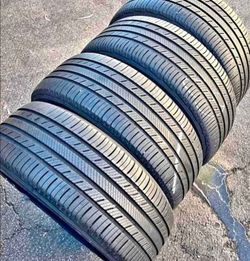 235 55 20 Michelin tires Con 80% de Vida Las 4