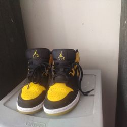 Nike Air Jordan 1 Mid Smooth Leather.