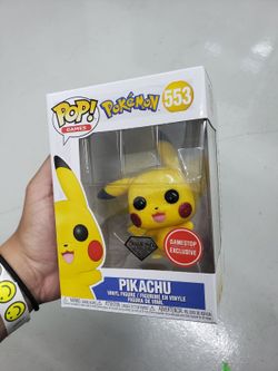 Funko Pop Pikachu waving exclusive diamo