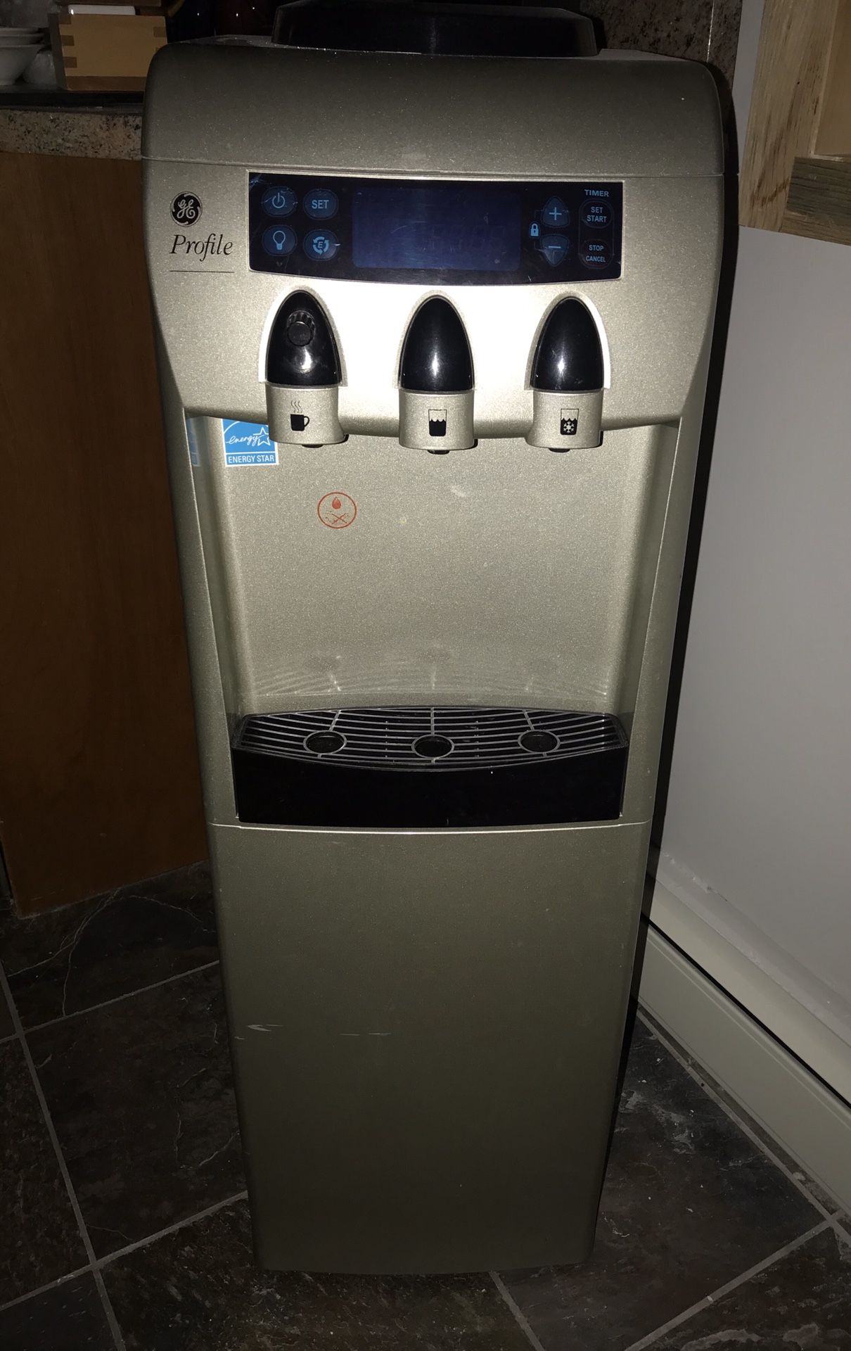 GE water dispenser and mini fridge GXCF35GBS