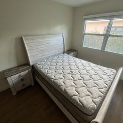 Juego de cuarto , incluye 2 mesas de noche / Queen Bed  plus 2 night stand