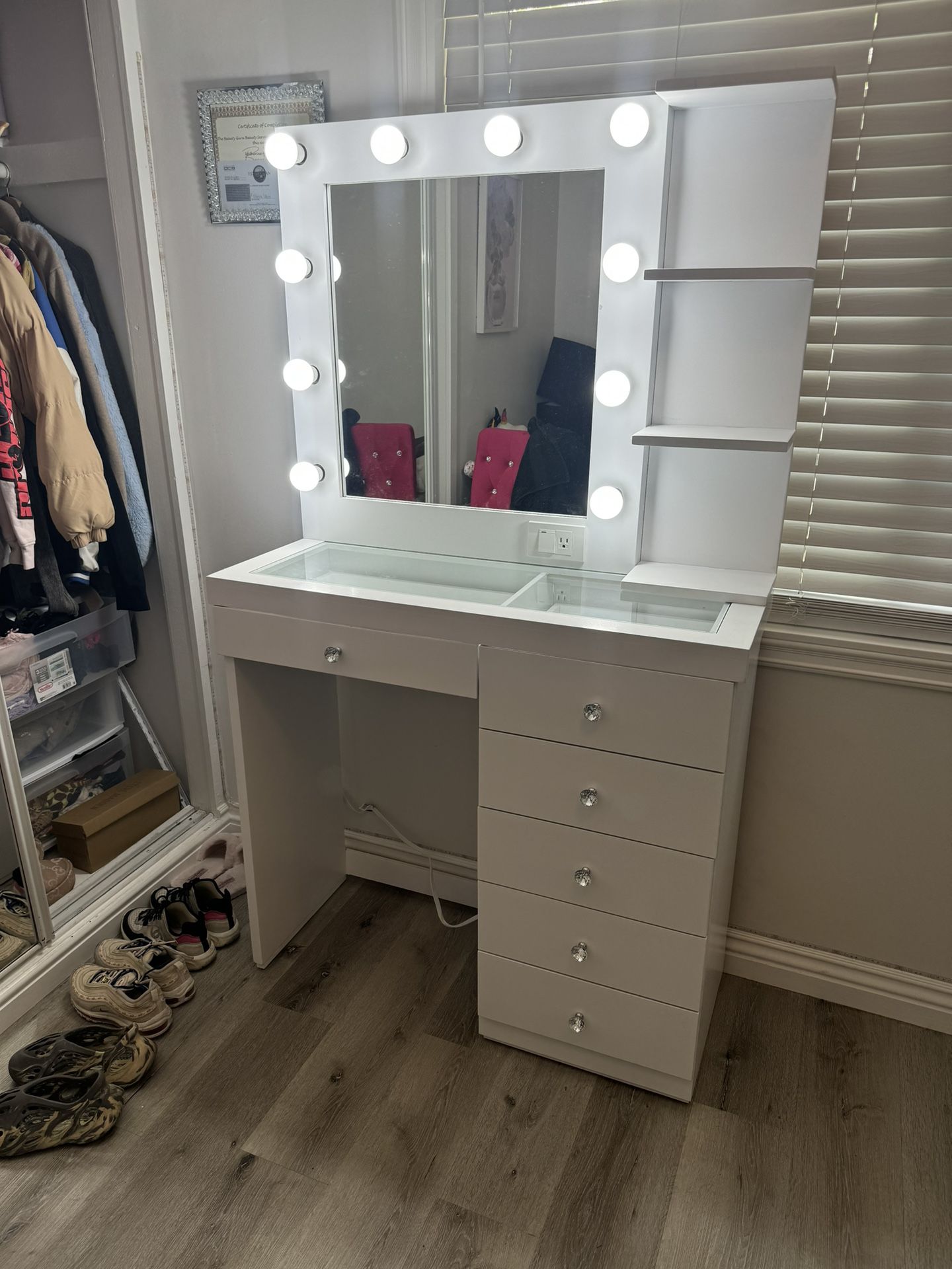 Hollywood Style Makeup Vainty
