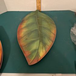 4 GOOD QUALITY PLASTIC LEAF PLATTERS