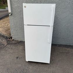 2023 model General Electric refrigerator with freezer fridge I offer delivery
