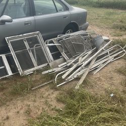 Used old trailer windows and trailer free come p/u