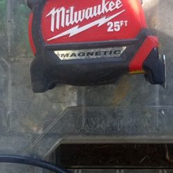 25ft Milwaukee Magnetic Measure Tape/Milwaukee Lineman Pliers 