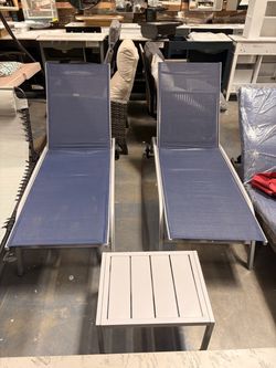 Outdoor lounge chair with table