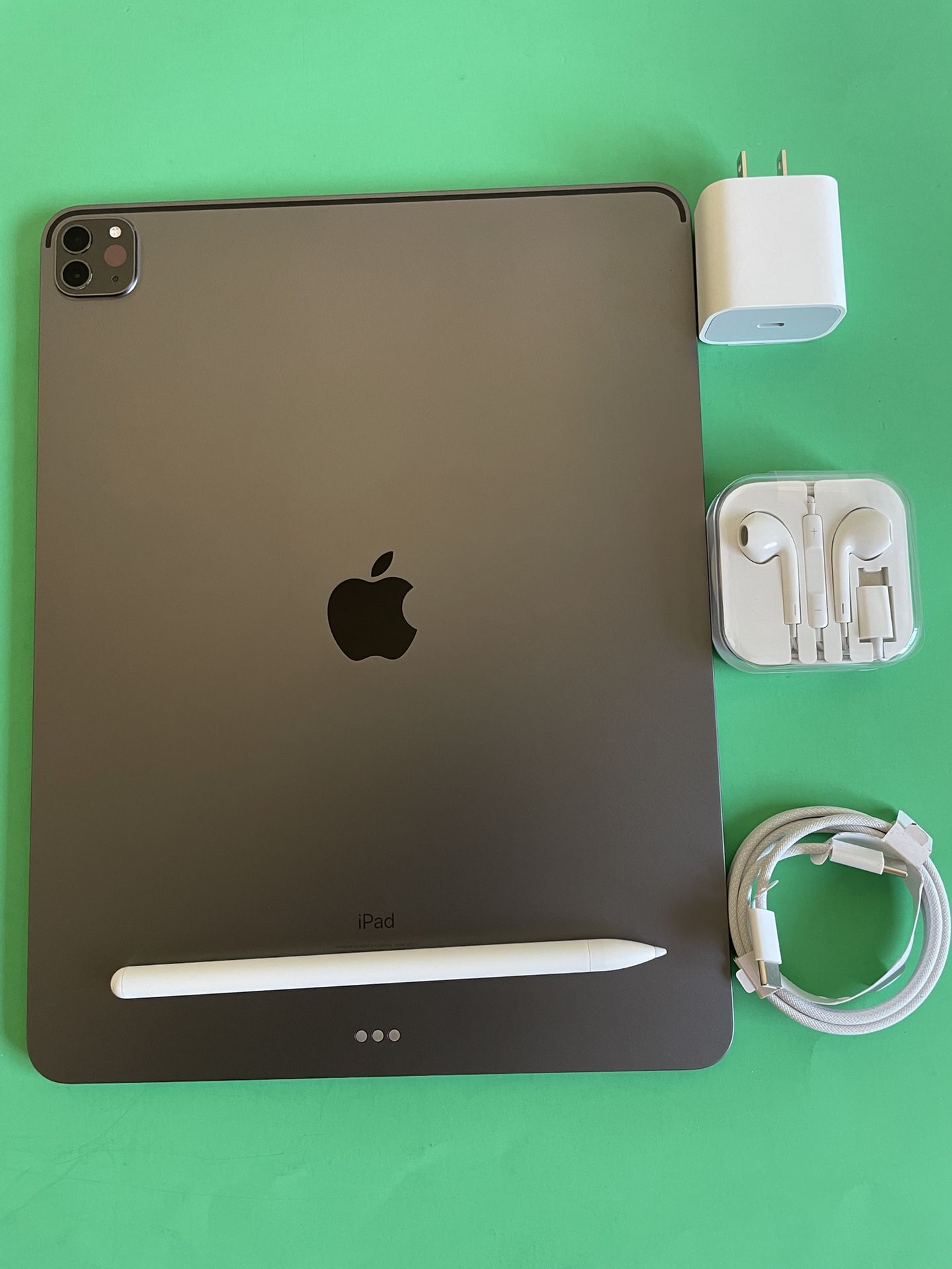 Apple IPad Pro 12.9” 4th Generation (2020 Model/ Face ID/Liquid Retina) 128GB with pen, keyboard case & Accessories