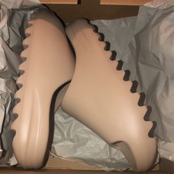 Yeezy slides Adults Size 5