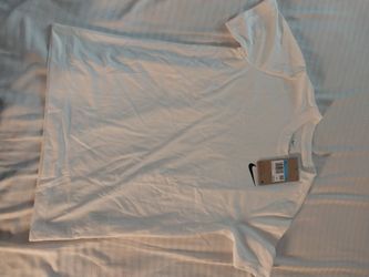 White Nike T Shirt Boy's M (10-12)