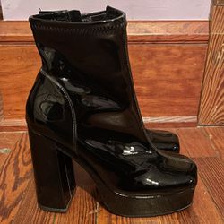 Very New Steve Madden Black Chunky Patent Leather Heel Size 8.5