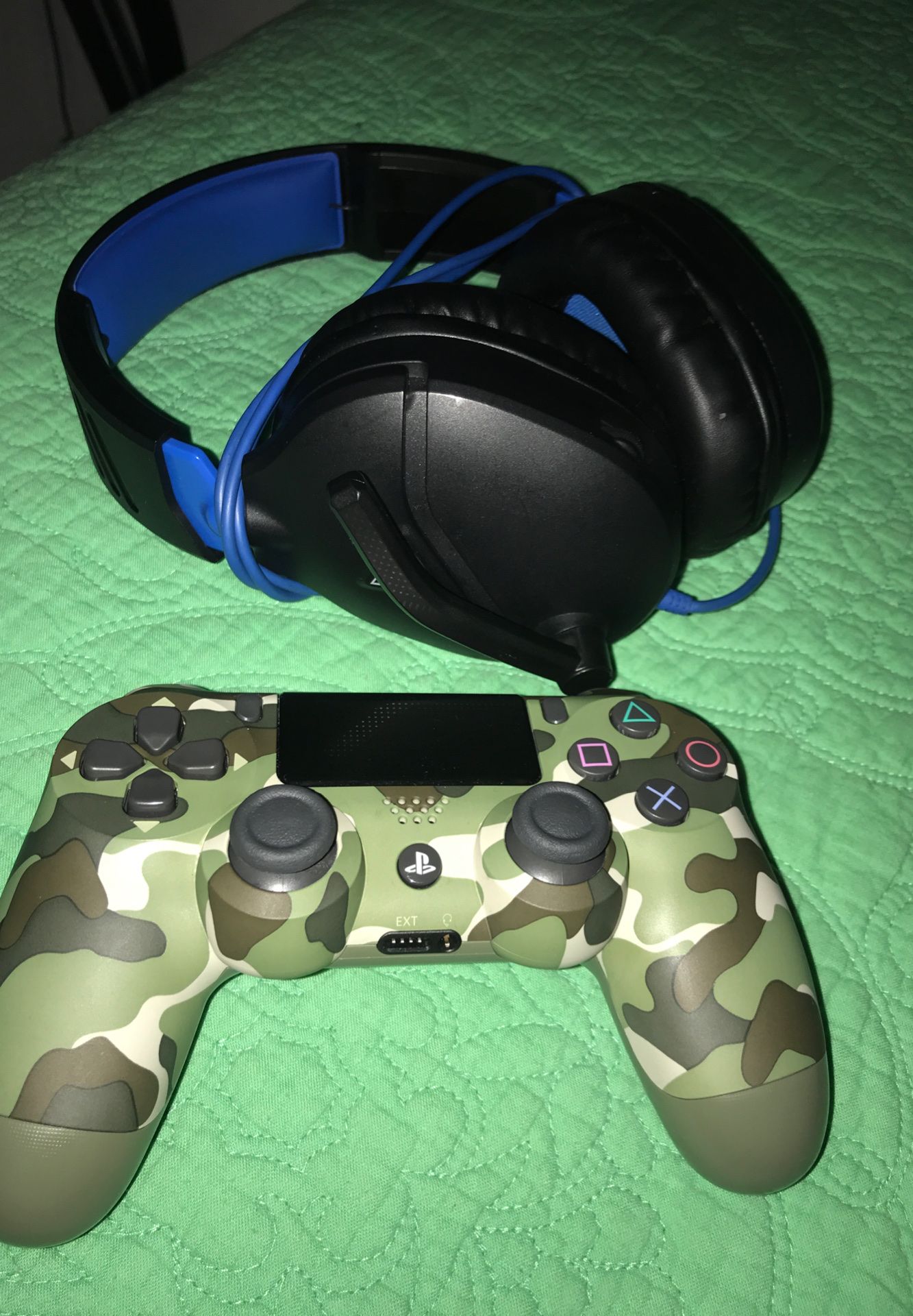 LIKE NEW PS4 CONTROLLER AND HEADSET