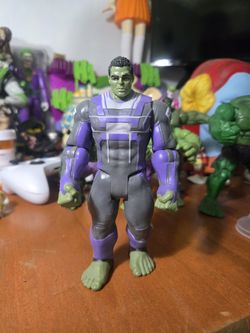  Hasbro Marvel Avengers: Endgame 6-inch Deluxe Hulk action figure. 