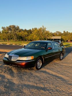 2002 Lincoln Town Car · Signature Sedan 4D