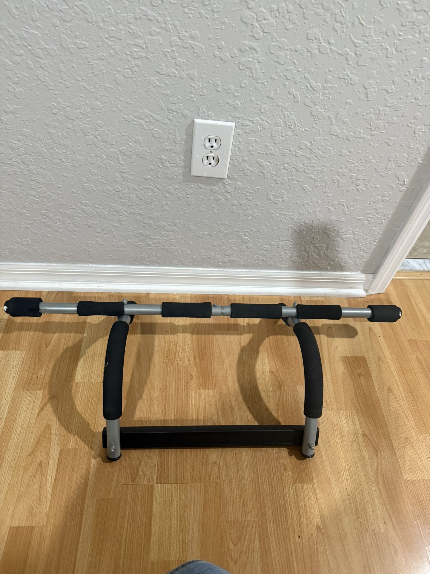 Pull Up Door Bar