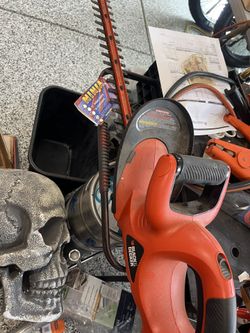 Black & Decker 22" Hedge Trimmer, 18V Cordless  Needs Battery 