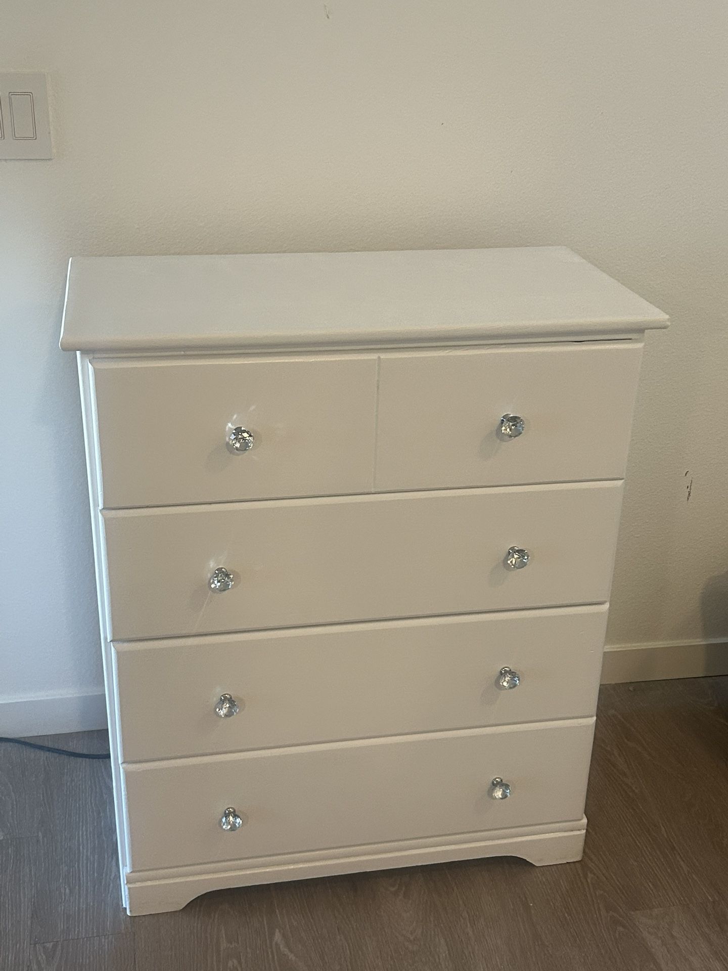 Cute white dresser with diamond knobs