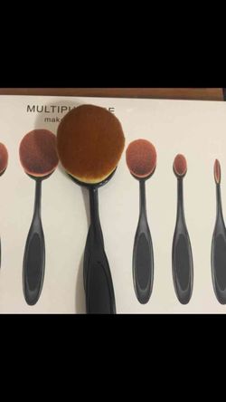 Large oval makeup brush