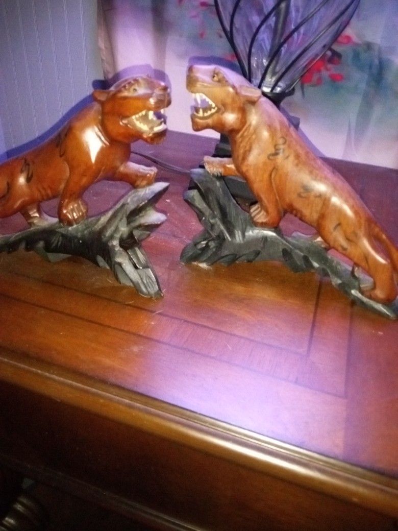 2 Beautiful Cats Made Of Wood