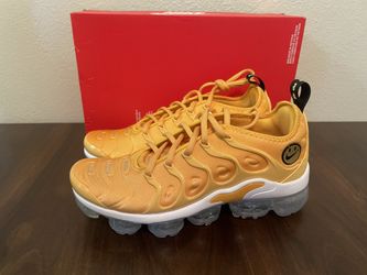 Nike Women's Air Vapormax Plus Go the Extra Smile Pollen DO5874-700 Size 7.5