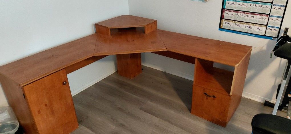 Corner Desk - Free