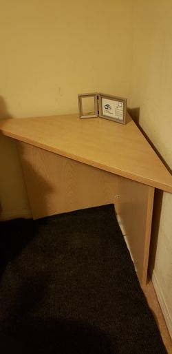 Corner desk