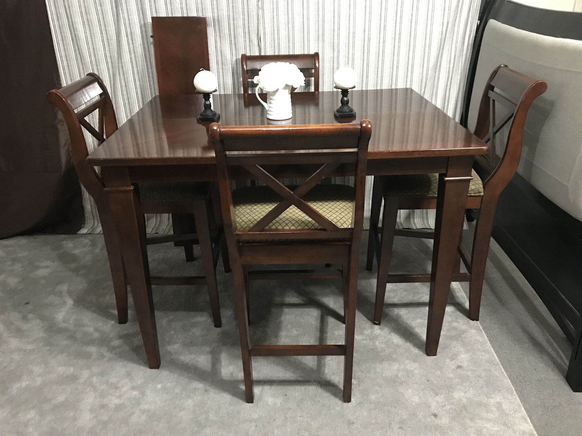 Beautiful pub table & 4 chairs