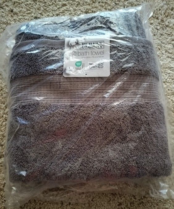 Bath towel with tag/ 100 % cotton/ 30 × 58 inches/ new with tag/ see discription 👍👍