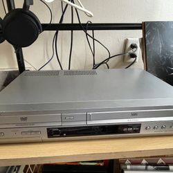 SONY DVD PLAYER/ VHS VIDEO CASSETTE RECORDER MODEL NO. SLV-D350P 