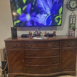 Beautiful antique cabinet great condition, working drawers and doors