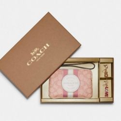 COACH BOXED DEMPSEY CORNER ZIP WRISTLET IN SIGNATURE JACQUARD WITH PATCH/STRIPE & 2 CHARMS
