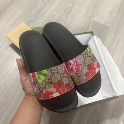 Gucci slides blossoms