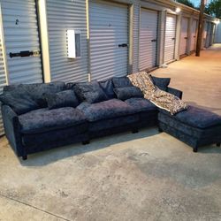 Blue 3 seater Sectional w/ Chaise  ( 108 x 32.30 x 32.70 )