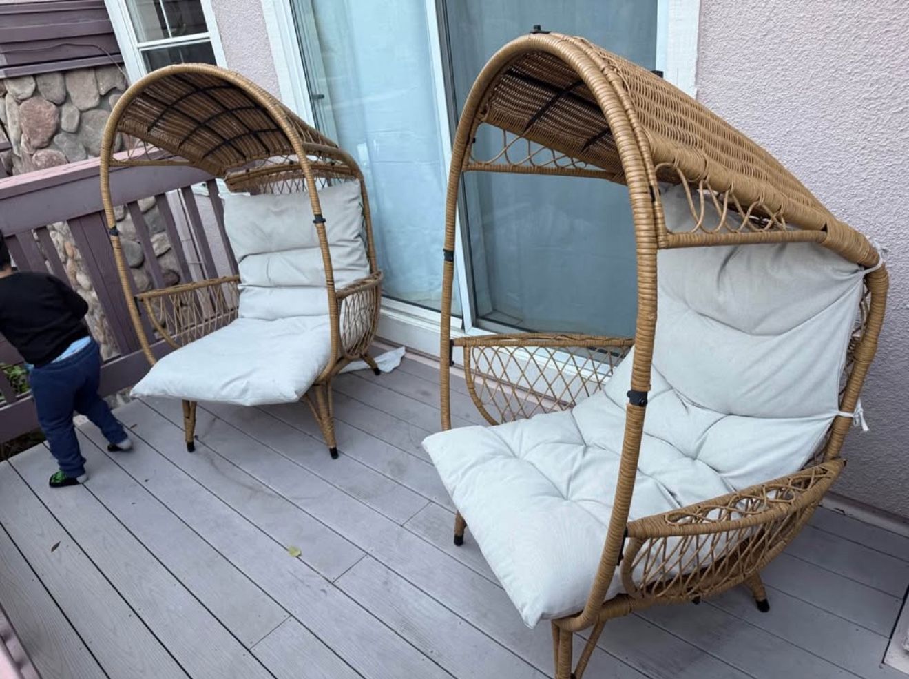 2 Egg chairs