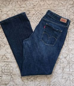 Levi's 515 Women's Classic Bootcut Jeans. 👖
Mid Rise 5 Pocket Women's Boot cut Jeans: Sits at Waist
Women's 16M Dark Wash Levi's Blue Denim Jeans.