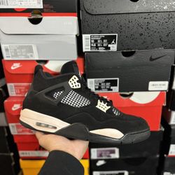 Jordan White Thunder 4s size 13 Close To VNDS (Midsoles Need Cleaning)