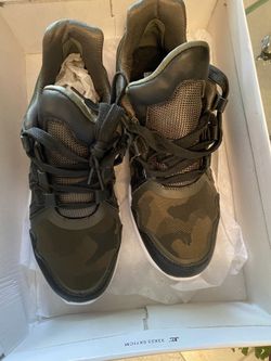 Tennis shoes
