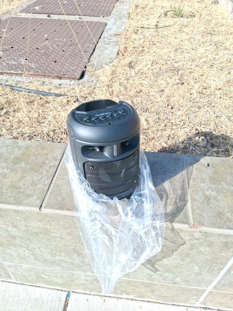 A bluetooth speaker it works and everything