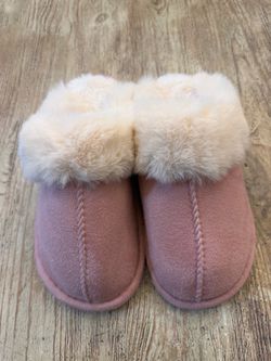 Sz 4-4 1/2 pink slippers