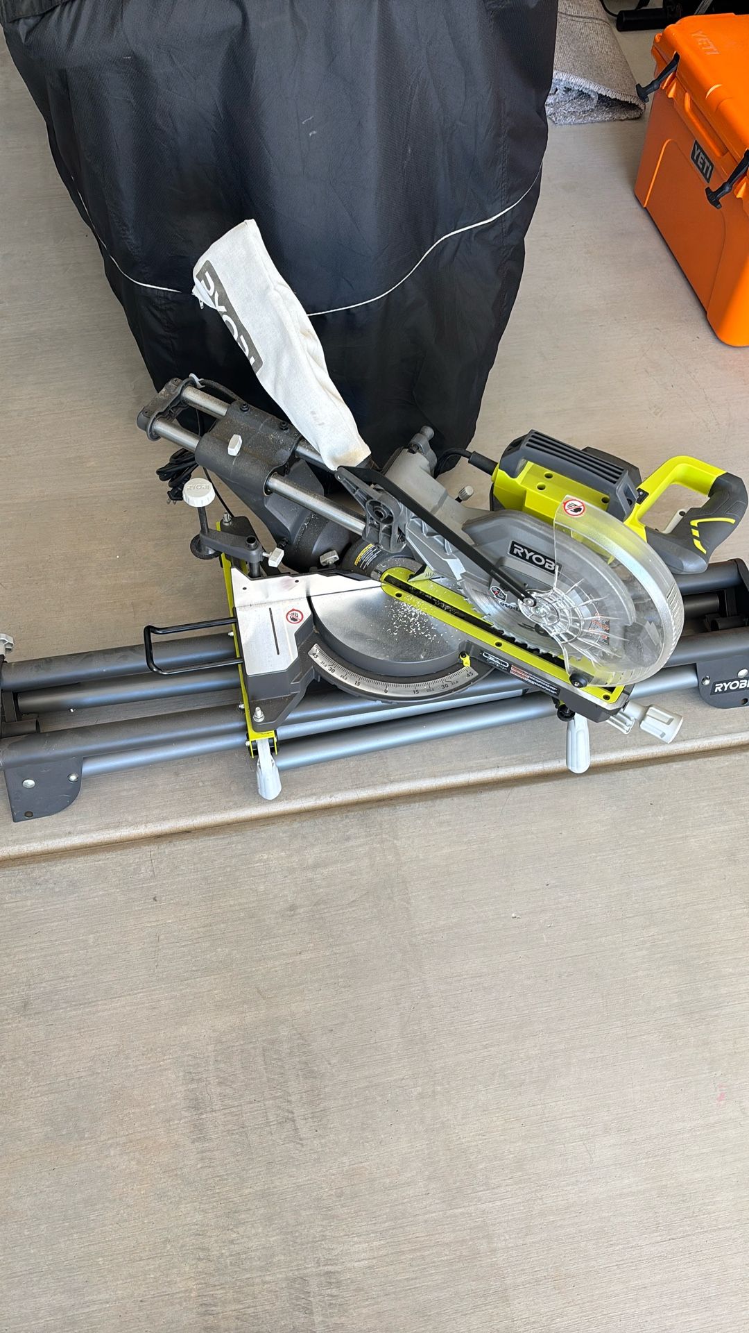 Miter Saw / w Built In Table