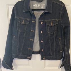 GAP Women’s Size M Fitted Style 15” Shoulder Sean To Shoulder seam 29 Length $25