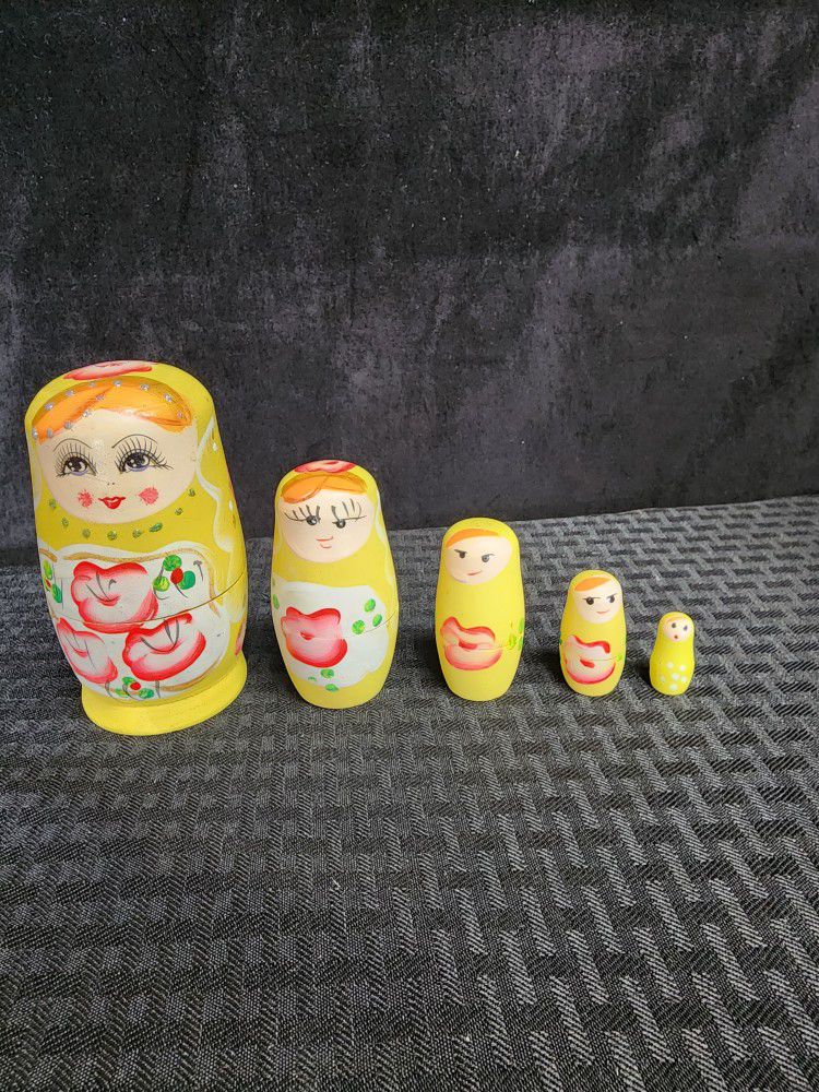 2 Russian Nesting Dolls