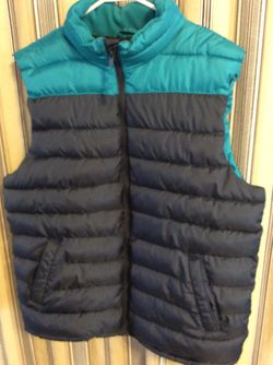 WOMEN’S Size LARGE, USED, fleece lined around neck and inside pockets, meet at huddle house/exxon at 2426 E Lamar Alexander parkway Maryville